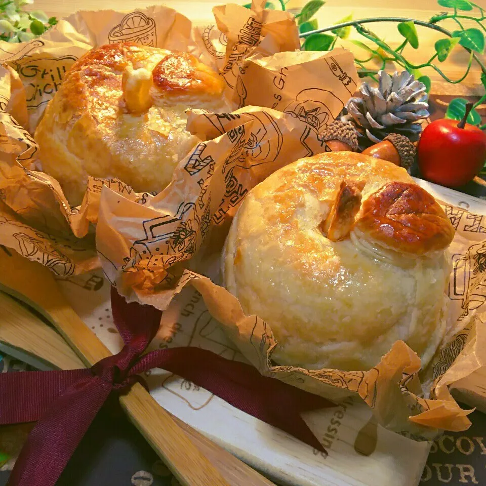 Snapdishの料理写真:まるごとりんごパイ🍴🍎|モゥモゥパラダイスさん