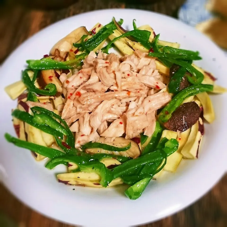 鶏むね肉と野菜のスイチリナンプラー和え|こはくさん