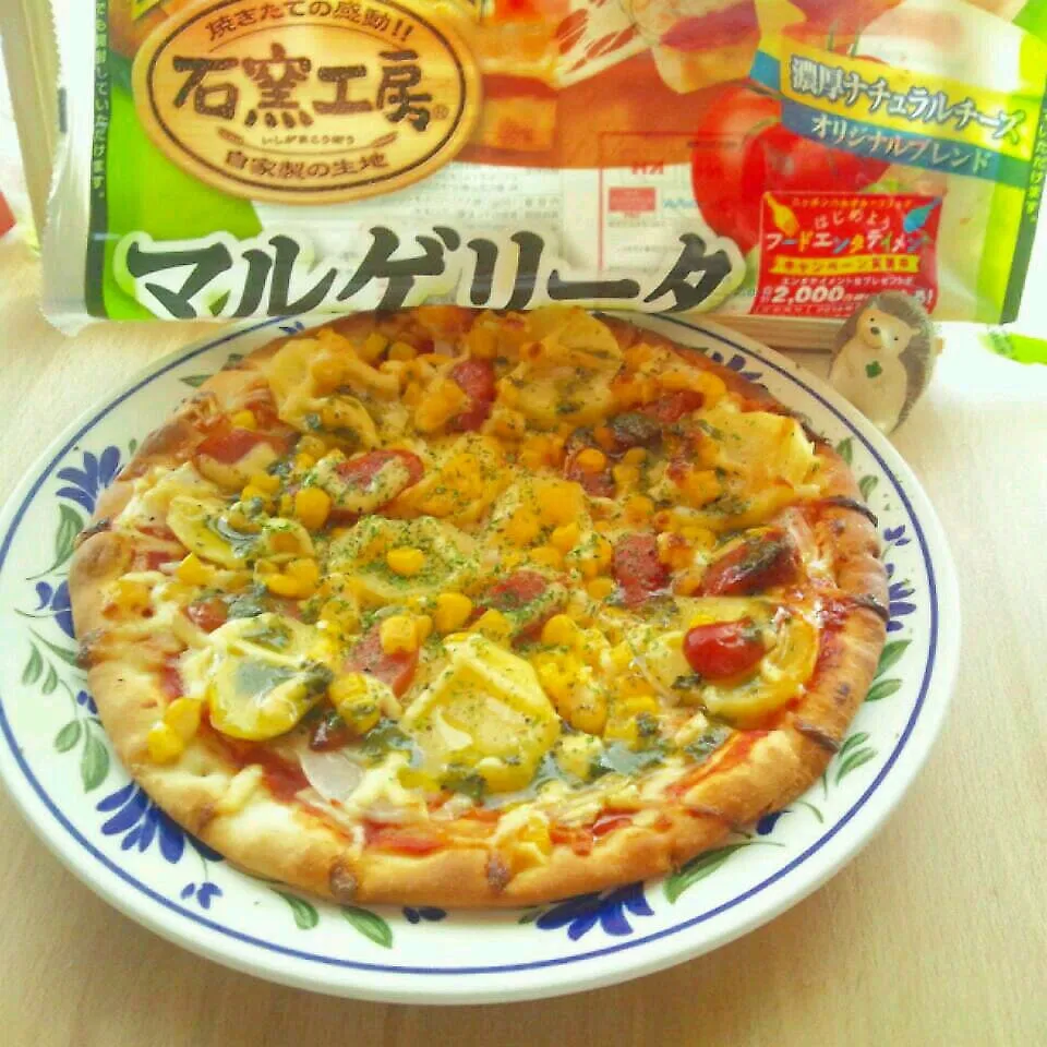 Snapdishの料理写真:チルドピザにトッピング♪具沢山pizza|sayakaさん