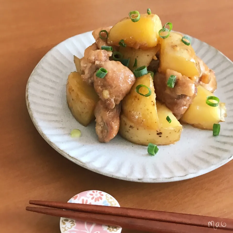 Snapdishの料理写真:鶏肉と新じゃがの甘辛煮|まおさん