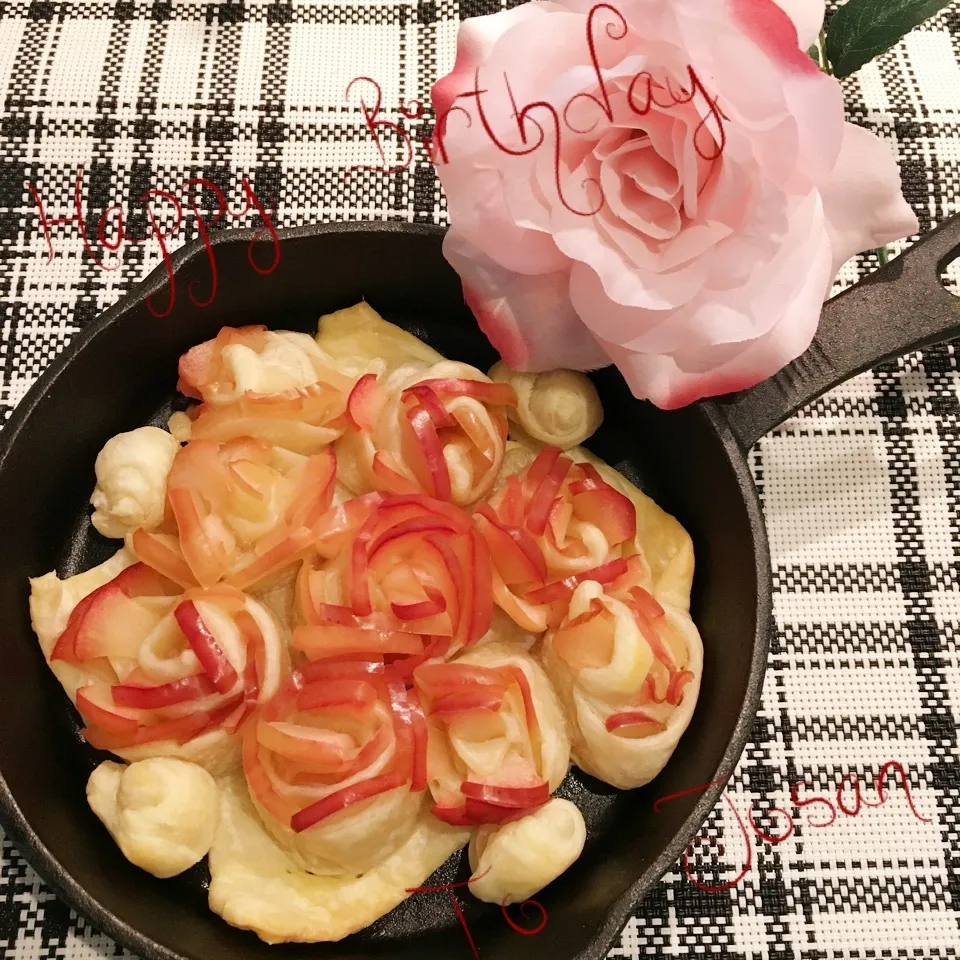 お祝いにスキレットで薔薇のアップルパイ♡|めんちゃんさん