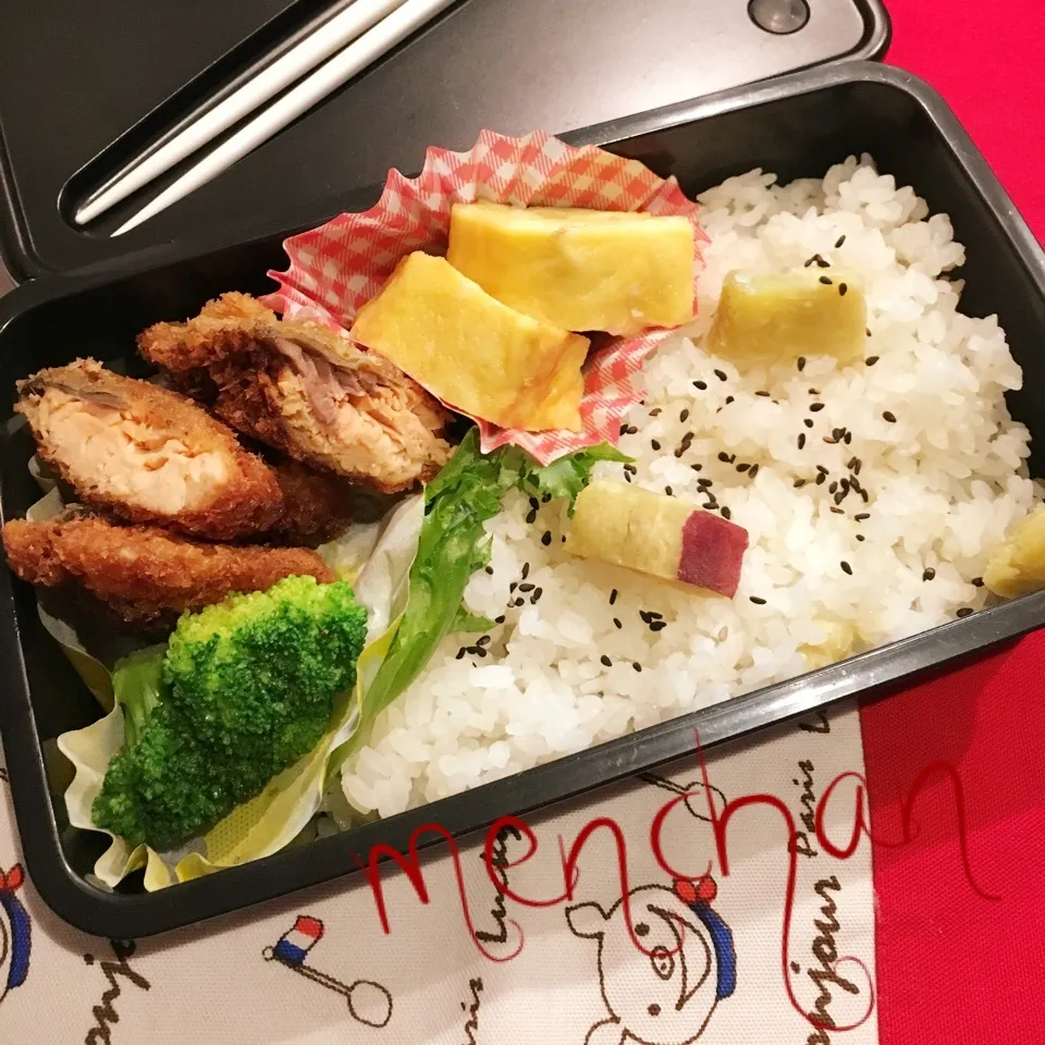 Snapdishの料理写真:サーモンフライ&芋ご飯弁当♡|めんちゃんさん