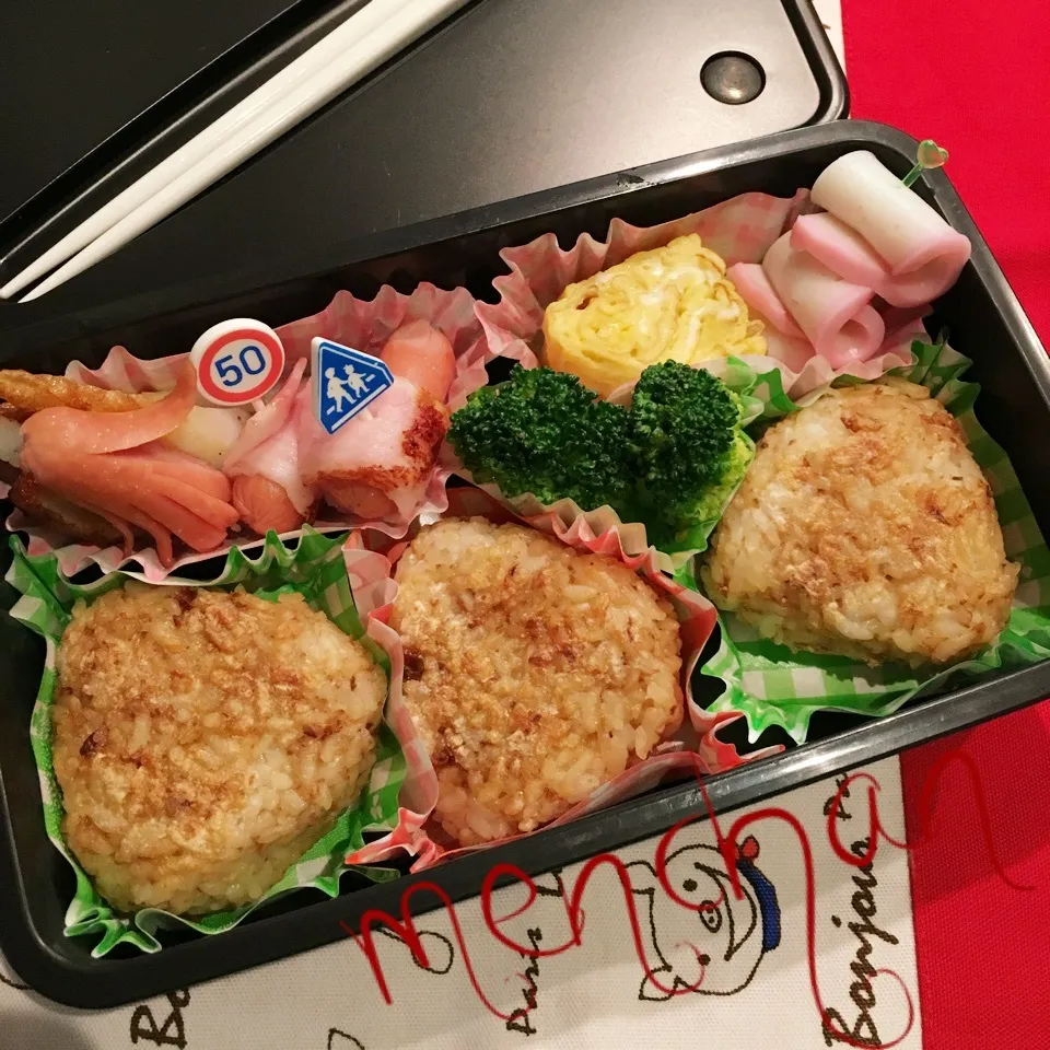 焼きお握り&練り物軍団弁当♡|めんちゃんさん