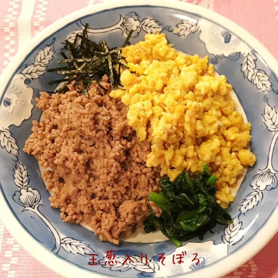 玉葱でカサ増し！ヘルシーそぼろ丼♡|めんちゃんさん