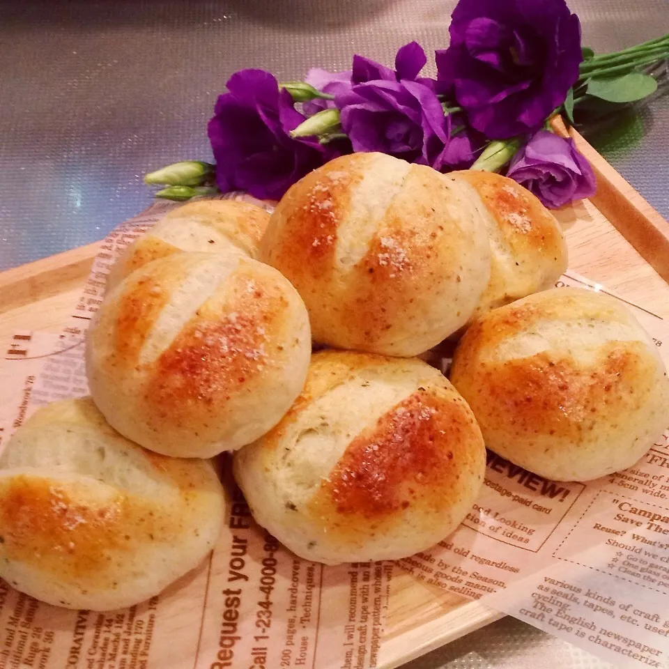絶品！バジル&チーズ&胡椒のプチパン♡|めんちゃんさん