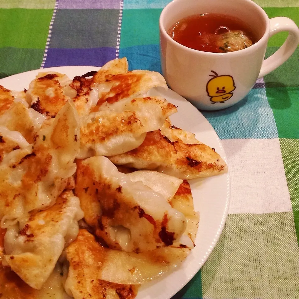 蒸し焼きでパリッと餃子！ごま油が決めて〜♡|めんちゃんさん