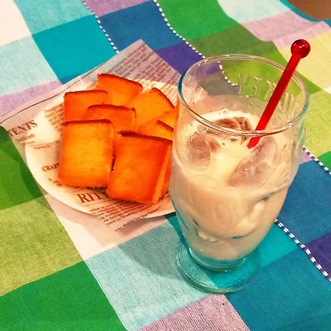 Snapdishの料理写真:氷コーヒーとカステラのラスク(^O^)/|めんちゃんさん