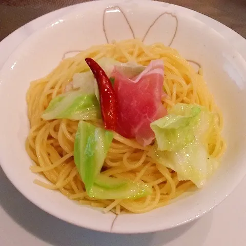 Snapdishの料理写真:キャベツのペペロンチーノ生ハム添え(*^.^*)|めんちゃんさん