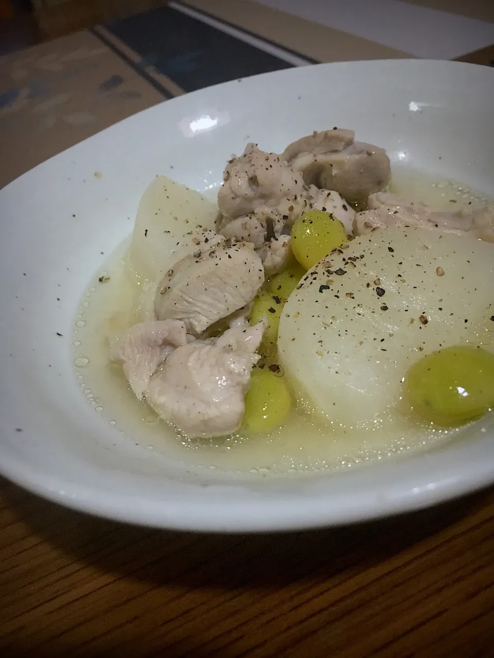 Snapdishの料理写真:カブと鶏肉の白だし煮物🌿
銀杏と黒胡椒添え
 #カブの煮物|🌿ぴぴさん