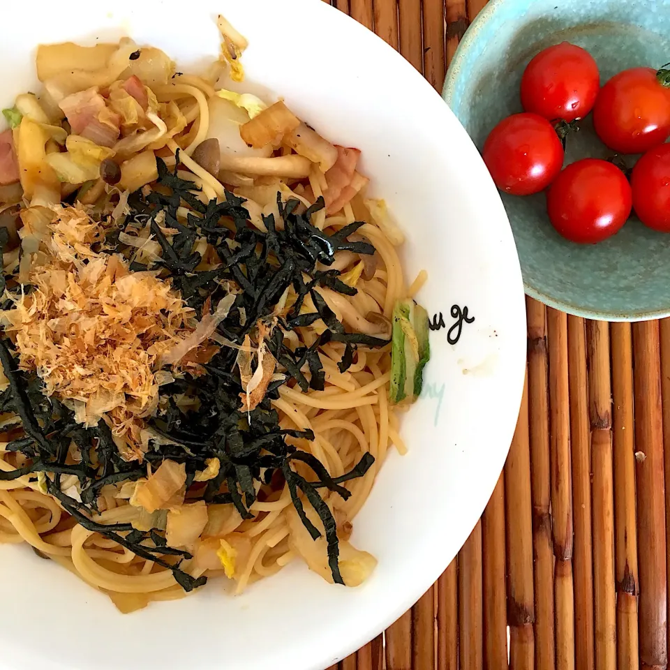 Snapdishの料理写真:きょうのお昼ごはん#白菜とベーコン、しめじの和風パスタ#ミニトマト|chachaさん