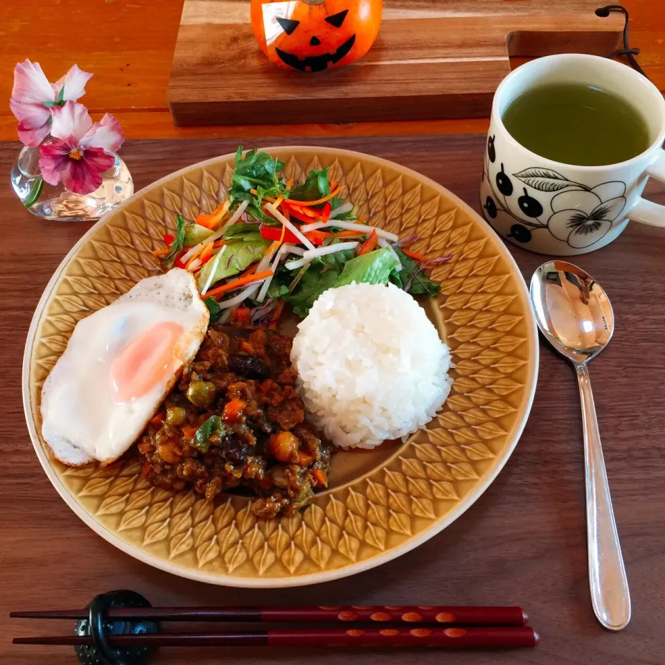 サラダ、ひき肉カレー、目玉焼き、白米、緑茶♡😋🥄|ぱさくまさん