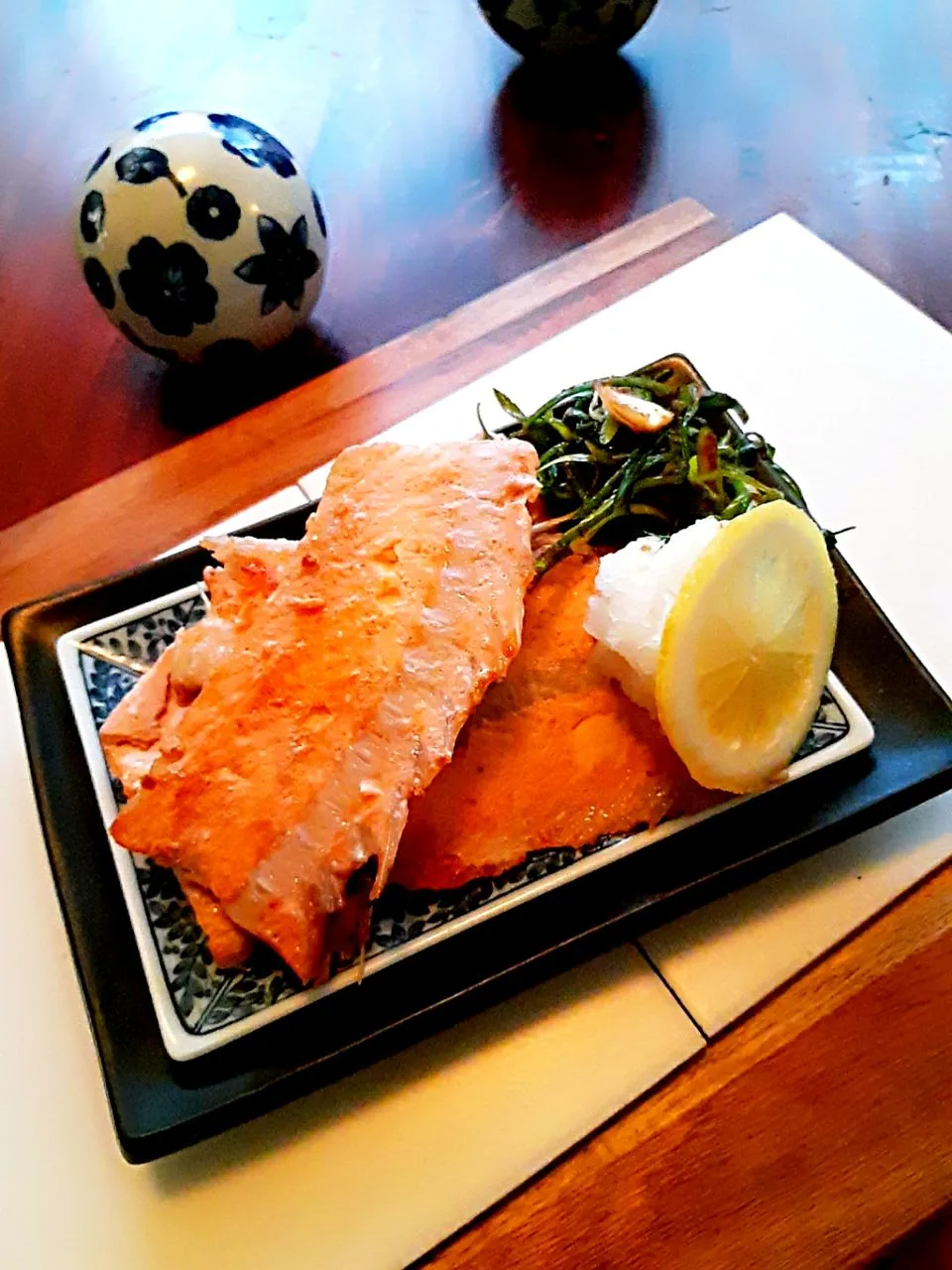 🐟サーモン中落ちの塩焼き🐟

青ねぎ・おかか醤油と大根おろしにレモン🍋😍❤️💕|めるぼさん