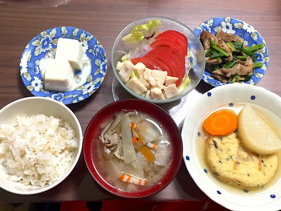 余り野菜豚汁 がんもの煮物 小松菜と豚肉の炒め物 玉ねぎとトマトのチキンサラダ 冷奴|おさむん17さん