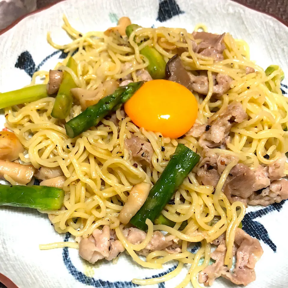 塩焼きそば 卵黄のせ
 #今日の晩御飯 
#焼きそば|ぴらこさん