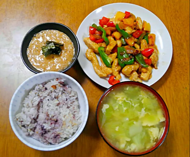 １０月２４日　鶏肉とピーマンのにんにく醤油炒め　味噌とろろ　レタスと卵のスープ|いもこ。さん