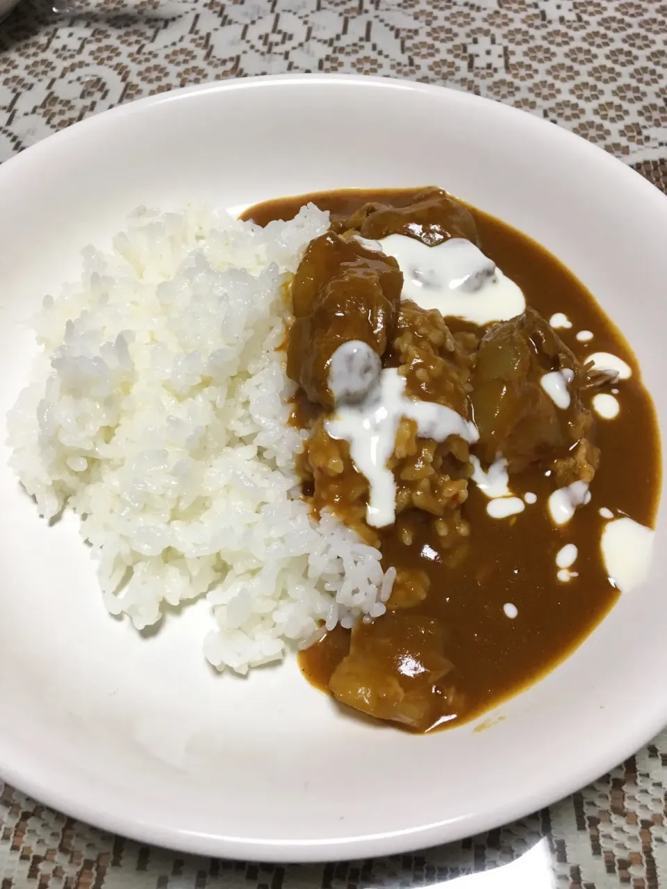 一昨日のカレー クリームソースも掛けて。|ヨシヨシさん