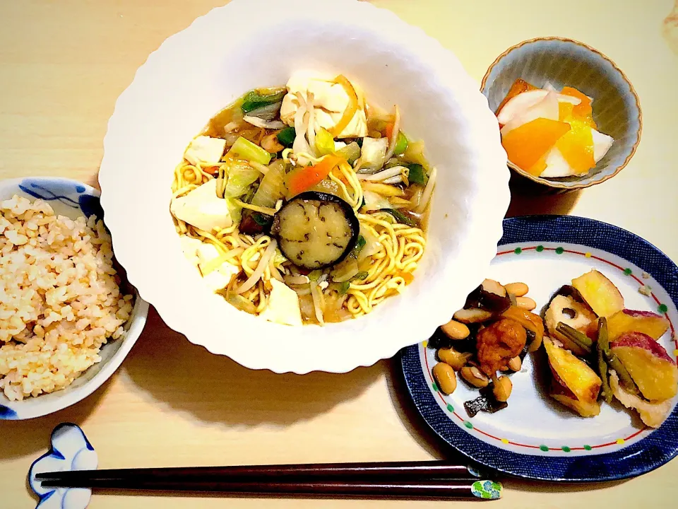 Snapdishの料理写真:10／26夕食  #晩ごはん   #旦那さんの料理  湯豆腐残りからのラーメン⁈    後は作り置きおかず並べただけ‥  野菜炒めの良い匂いがしてると思ったら、まさかのラーメンが出来上がってました。ごま油多目が今日のポイントだそうで、スープも良い味に😋|おさんどんさん