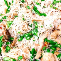 Snapdishの料理写真:Fried rice noodles|Nut Thapongさん