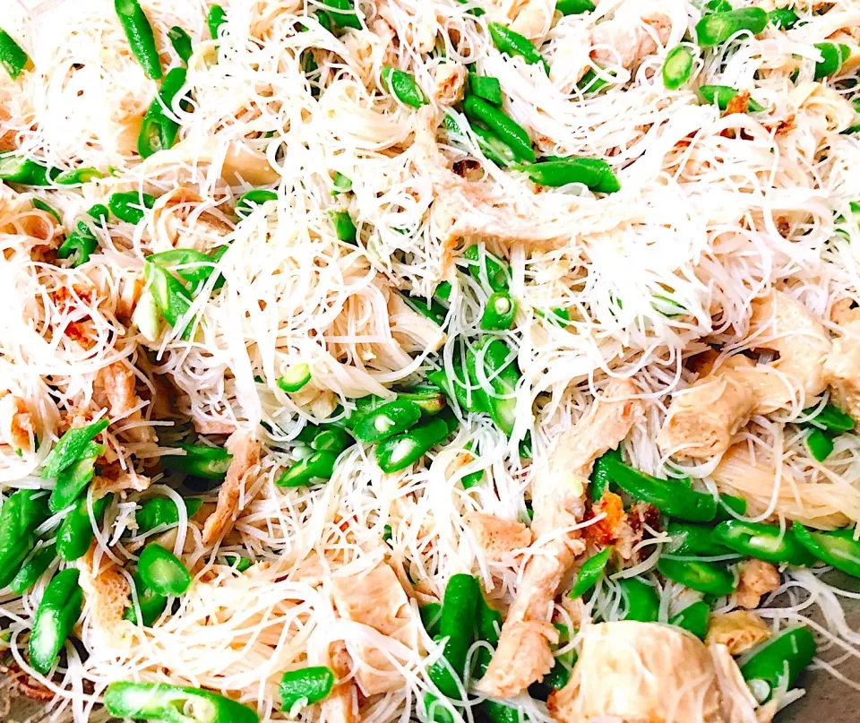 Snapdishの料理写真:Fried rice noodles|Nut Thapongさん