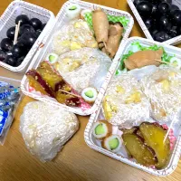 Snapdishの料理写真:小学校の文化祭弁当🍙。🌰栗ご飯と大学芋風🍠としめじの肉巻き🍖弁当。|めぐりんさん