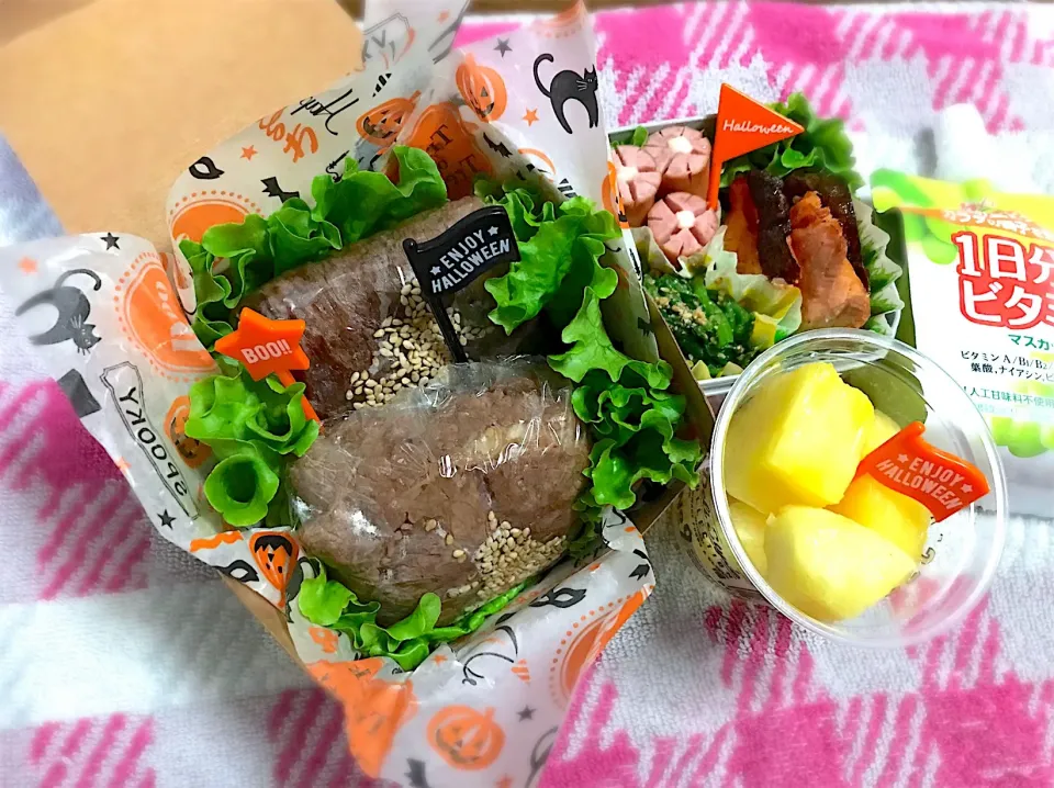 練習試合【肉巻きおにぎり】弁当〜肉巻きおにぎり・焼き鮭・ほうれん草胡麻和え・ソーセージ〜
 #お弁当  #おにぎり弁当  #おにぎり  #キャラ弁  #ハロウィン  #ハロウィン弁当 #肉巻きおにぎり|華恋さん