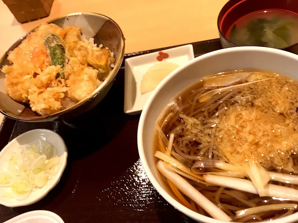 Snapdishの料理写真:たぬき蕎麦+小えび天丼🍤
+昼ビーです。🍺|まさとさん