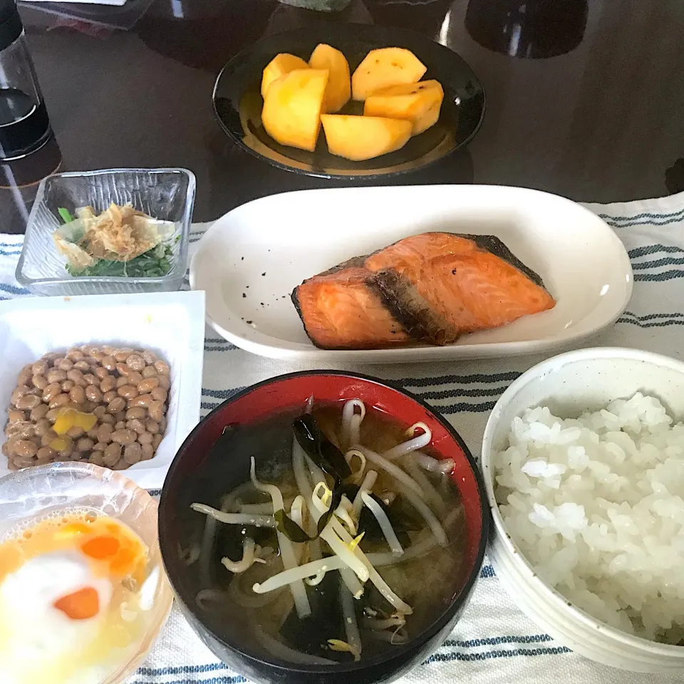 Snapdishの料理写真:焼鮭、納豆、卵、お味噌汁、お浸し、柿|純さん