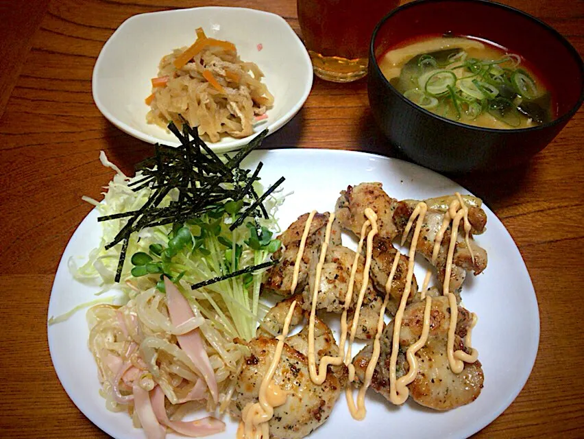 テニス前の実家で作る今日の男飯(๑˃̵ᴗ˂̵)若鶏のバジル香草焼きwith明太マヨ&もやしとハムのサラダ🥗&大根切り干し煮&じゃがいもとワカメと油揚げの味噌汁🎶😉|ひーちゃんさん