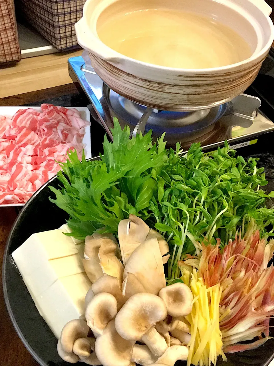 葉っぱ鍋🍲  今回は豚しゃぶで葉っぱ鍋♪|かっぴーさん