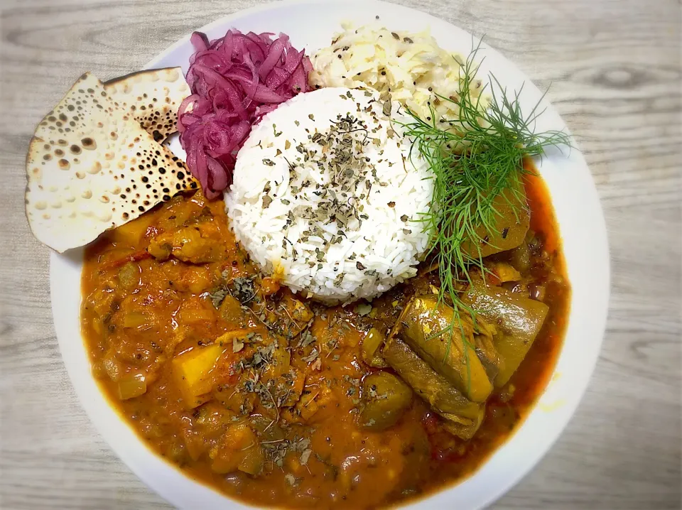 バターチキンカレーと
鯖と大根カレー

キャベツのポリヤル
赤玉ねぎのアチャール|榎木津 礼二郎さん