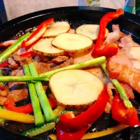 Snapdishの料理写真:fried stir pork with sweet pepper and asparagus and potato|Nut Thapongさん