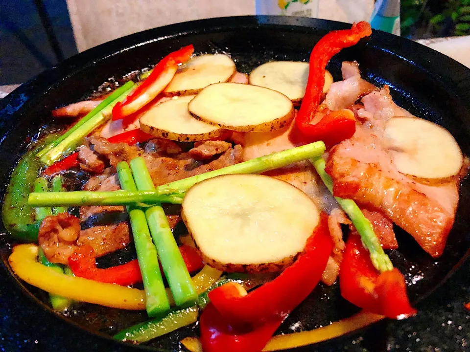 fried stir pork with sweet pepper and asparagus and potato|Nut Thapongさん