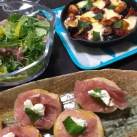 ニョッキのトマトソース煮込み🍅
生ハムとクリームチーズのバケット🥖
グリーンサラダ🥗|maromaroさん