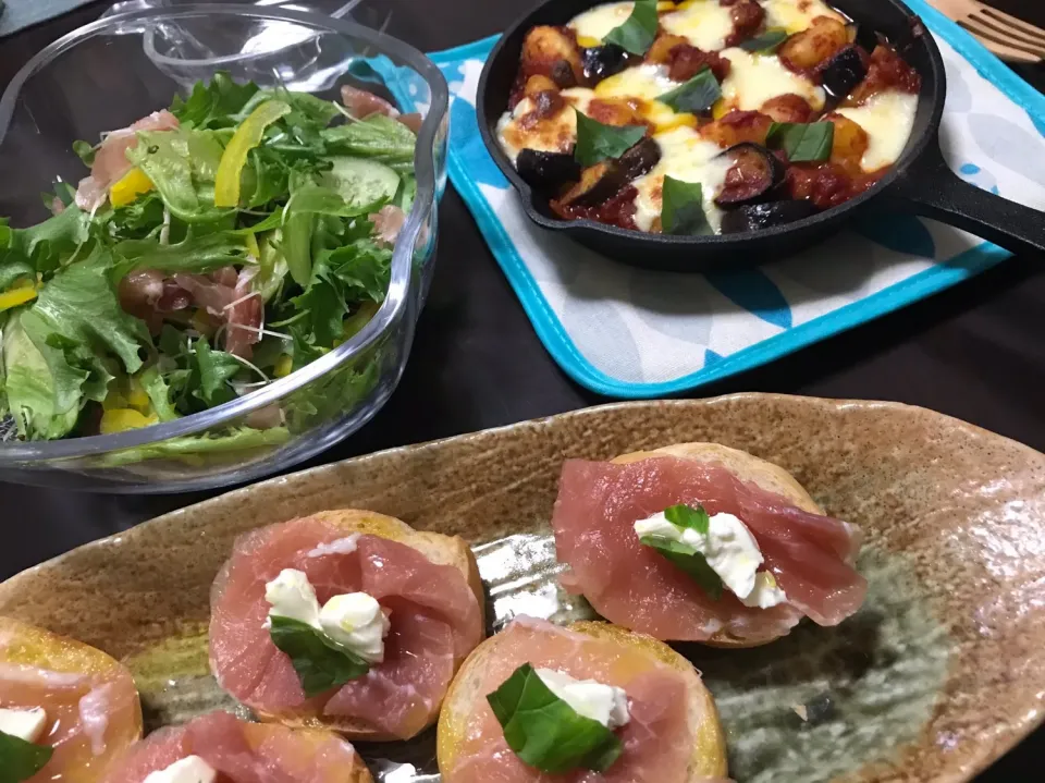 Snapdishの料理写真:ニョッキのトマトソース煮込み🍅
生ハムとクリームチーズのバケット🥖
グリーンサラダ🥗|maromaroさん