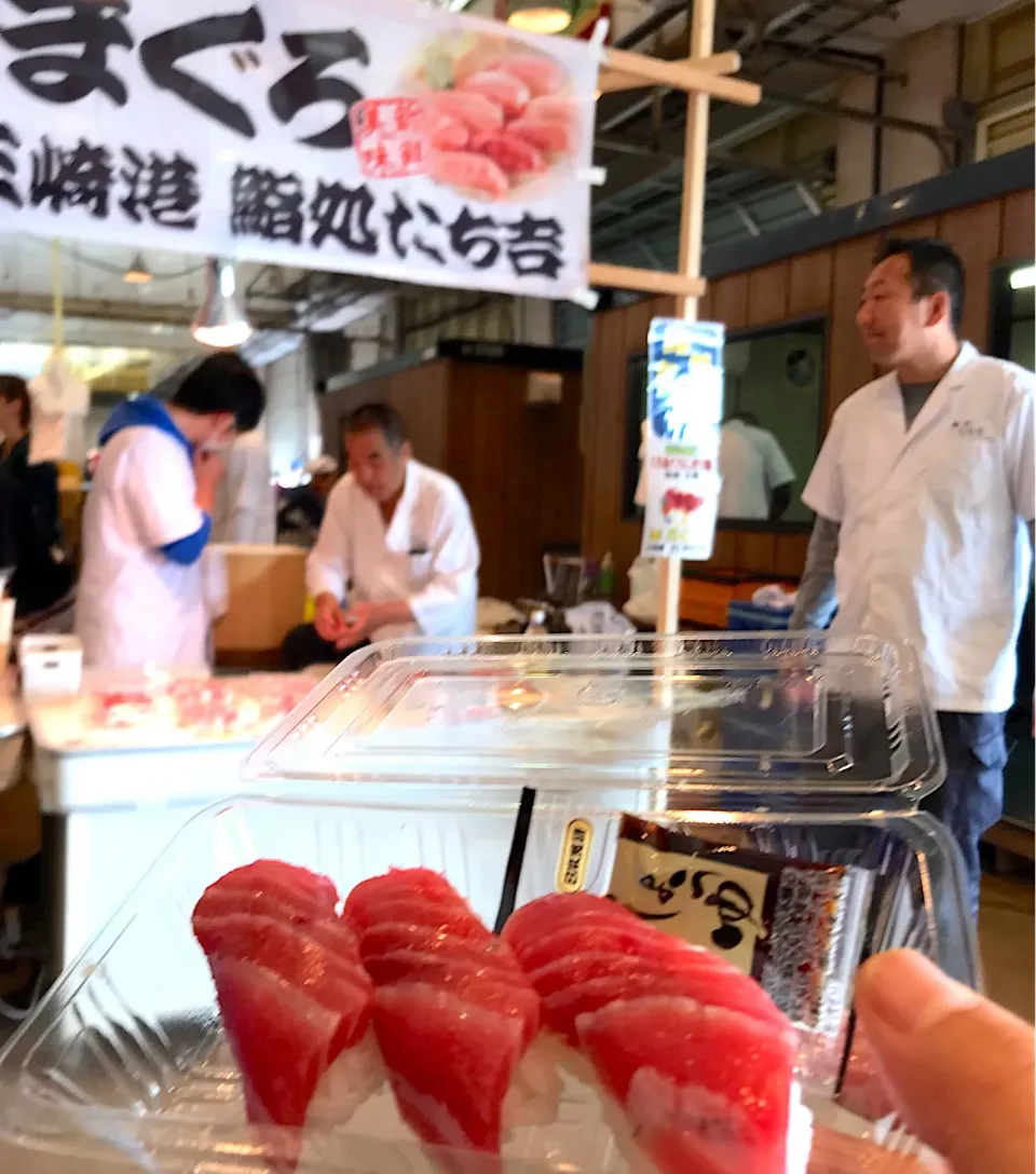 朝から三崎港まつりで
マグロ大トロ握り寿司|シュトママさん