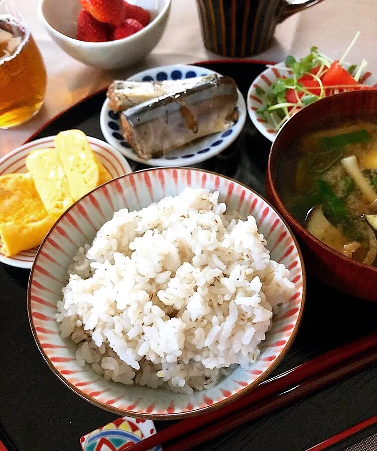 朝ごはんを食べよう☀️秋刀魚の生姜煮と麦ごはんで、朝ごはん🐟|あしゃぱんさん