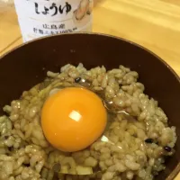 引っ越し前 卵かけご飯
ご飯に醤油をかけ、混ぜ混ぜ。。最後に卵の順です|あり君さん