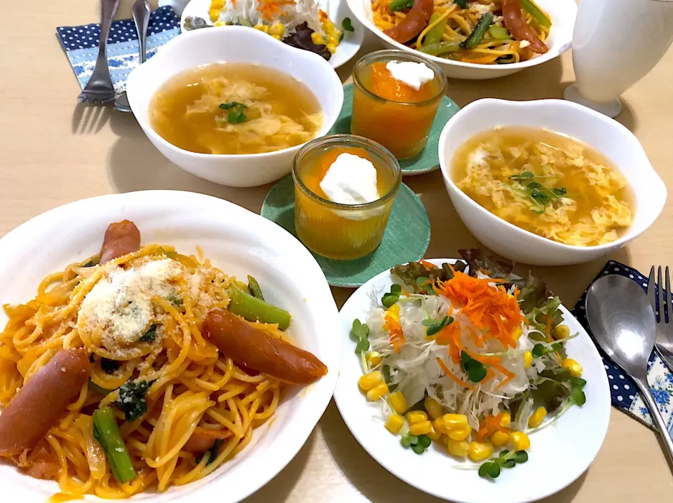 10／28昼食  #昼ごはん 
野菜ジュースでナポリタンスパゲティ 野菜サラダ  豆苗と玉子のコンソメスープ フルーツ|おさんどんさん