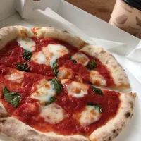 地元の三白市でのマルゲリータ🍕
薄くてパリパリなんだけどミミの部分がモチモチ〜🎶|maromaroさん