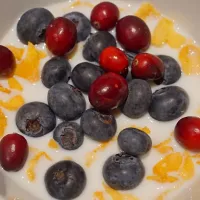 Snapdishの料理写真:Something easy and fast for early in the morning. Cereal with milk, blueberries and cranberries. 
 #cereal #Breakfast/Brunch #cranberries #blueberries #milk|Ahi Von Bさん