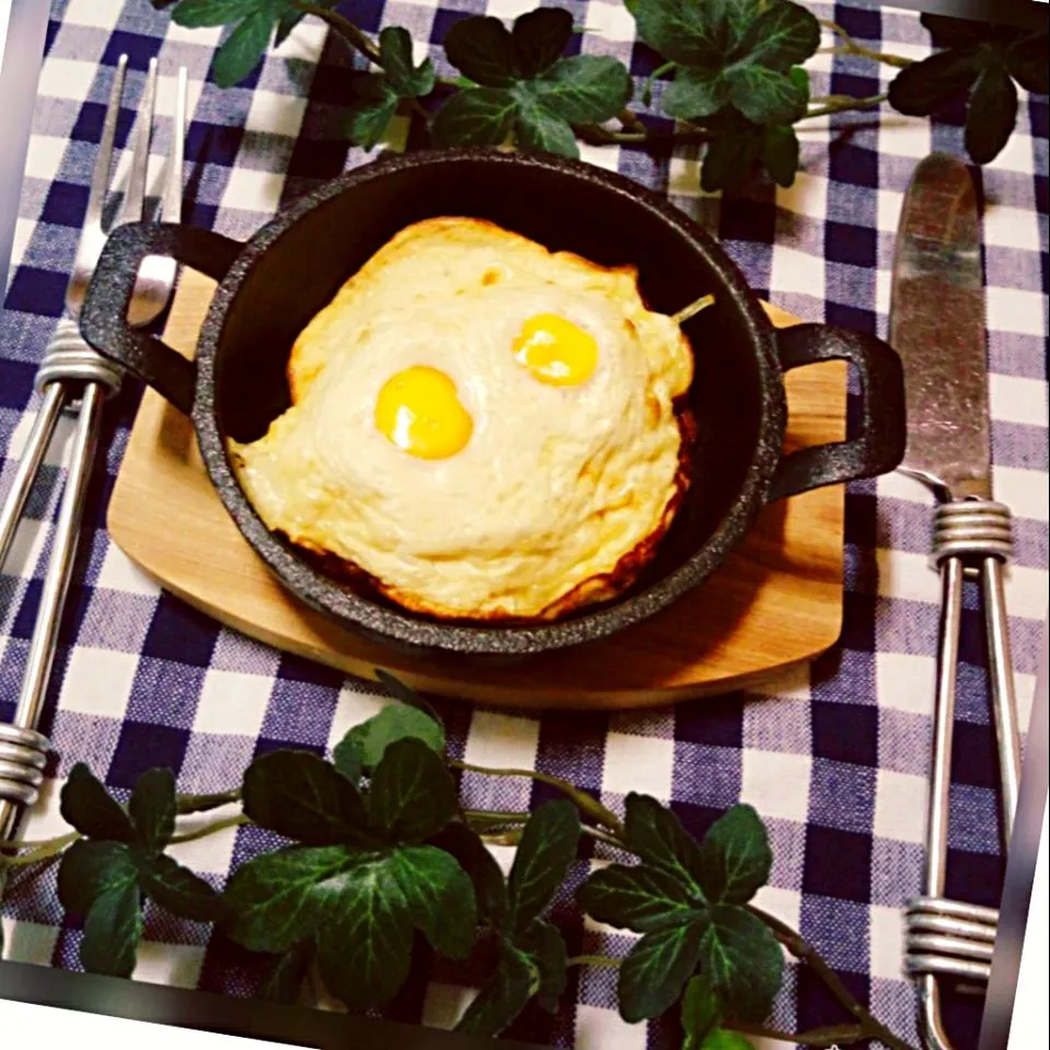 ※簡単美味しい※節約※味噌マヨチーズの目玉焼き

🍳味噌マヨチーズの目玉焼き🍳です♪

 めちゃくちゃ美味しい～♡

目玉焼きぃぃ～ッ♪

エッグクラウドっぽい仕上がりですッ♡♪|めるぼさん