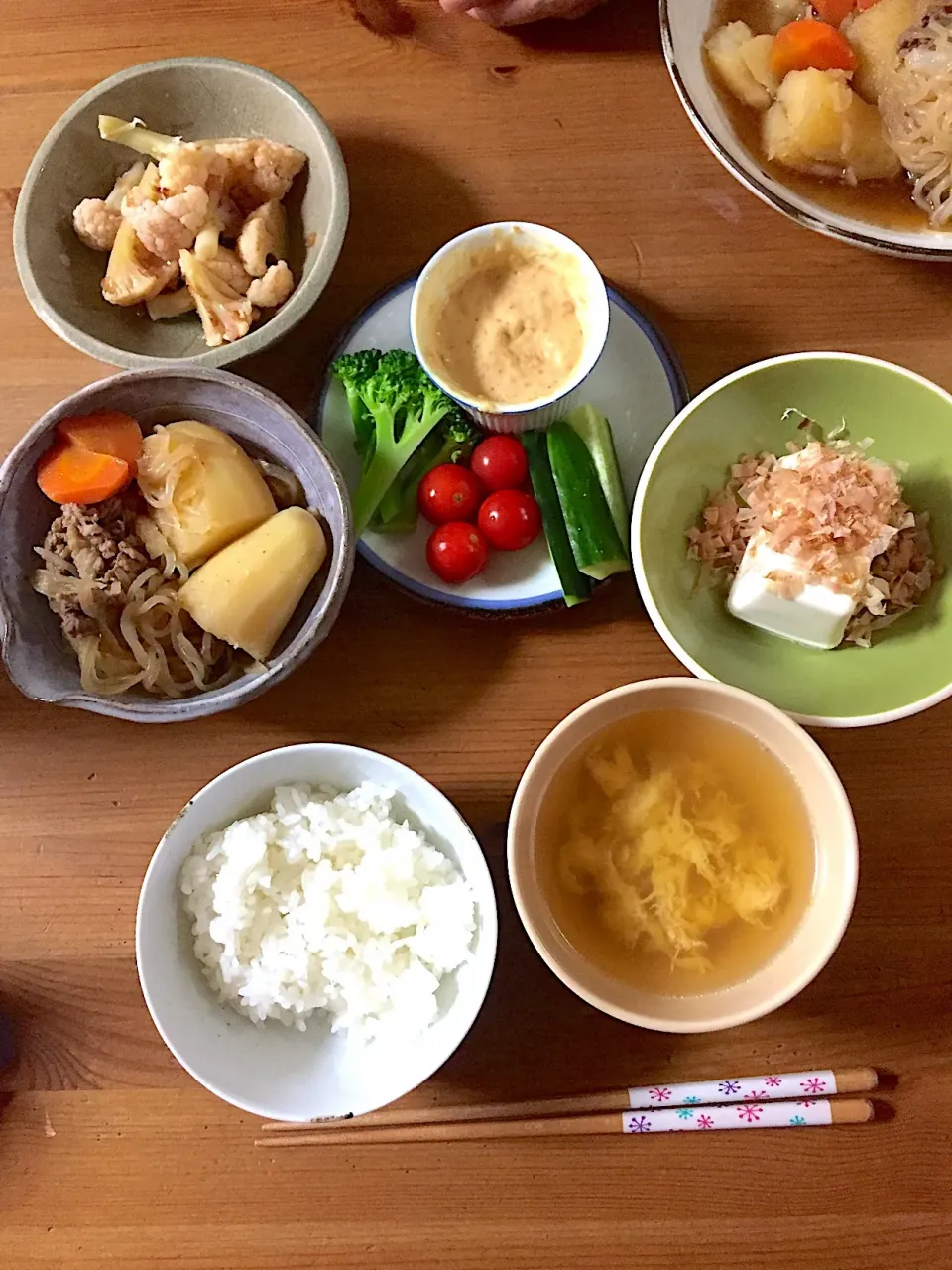 晩ごはん。肉じゃが、カリフラワーの和風ピクルス、スティック野菜と味噌七味マヨ、卵スープ。|みぽさん