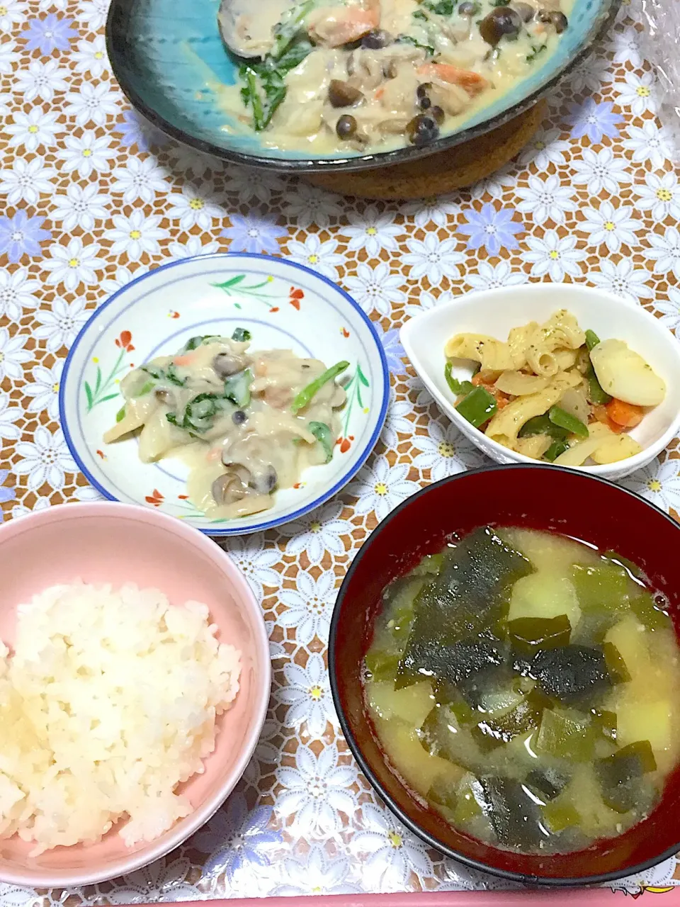 鮭と野菜のクリーム煮、わかめとジャガイモの味噌汁、マカロニ温サラダ|小鳥さん