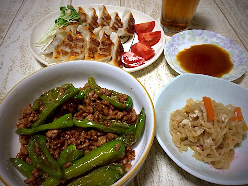 今日の男飯(๑˃̵ᴗ˂̵)ししとう大量消費ひき肉炒め&焼き餃子&大根切り干し煮🎶😉|ひーちゃんさん