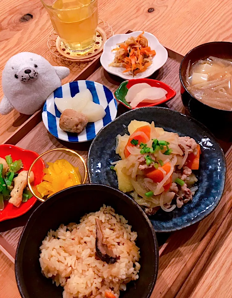 10/27肉じゃが定食晩ご飯🥔🌱
         本味醂を使って作ったら
         コクが出て美味しかった✨
         いつもはやすーーーい
         味醂風調味料だったからな...笑|おーやんさん