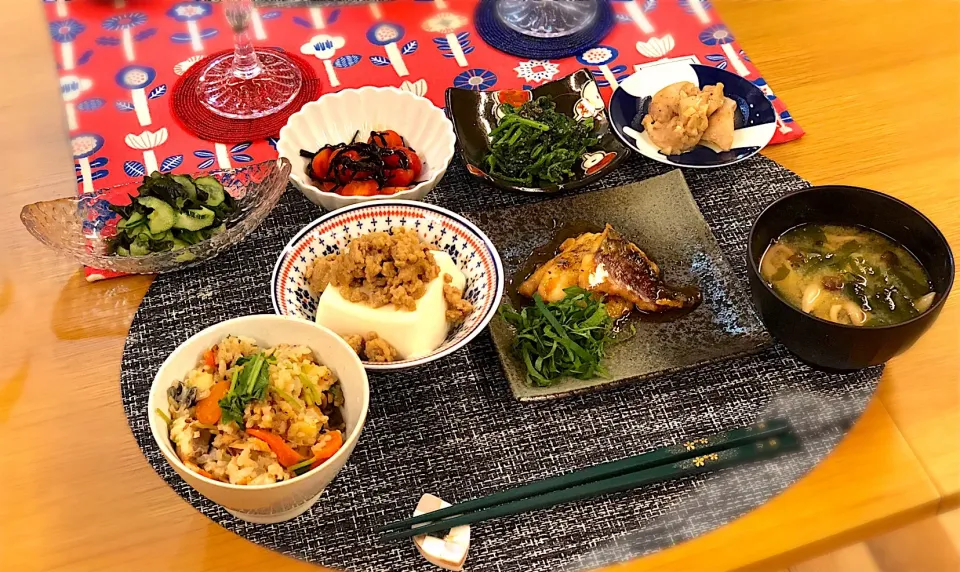 あじ 蒲焼き
肉味噌豆腐
わかめ きゅうり 酢の物
トマト 昆布和え
ほうれん草 胡麻和え
ガーリックチキン
炊き込みご飯
きのこ わかめ 味噌汁|nana 🍅さん