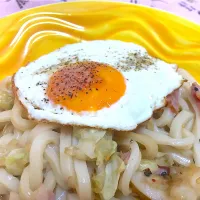 Snapdishの料理写真:キャベツとベーコンのレンチンうどん🥢✨|みきぷーさん