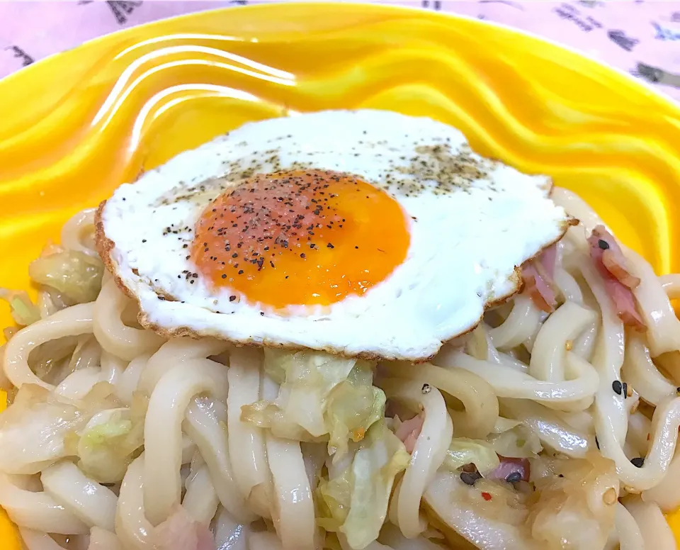 Snapdishの料理写真:キャベツとベーコンのレンチンうどん🥢✨|みきぷーさん