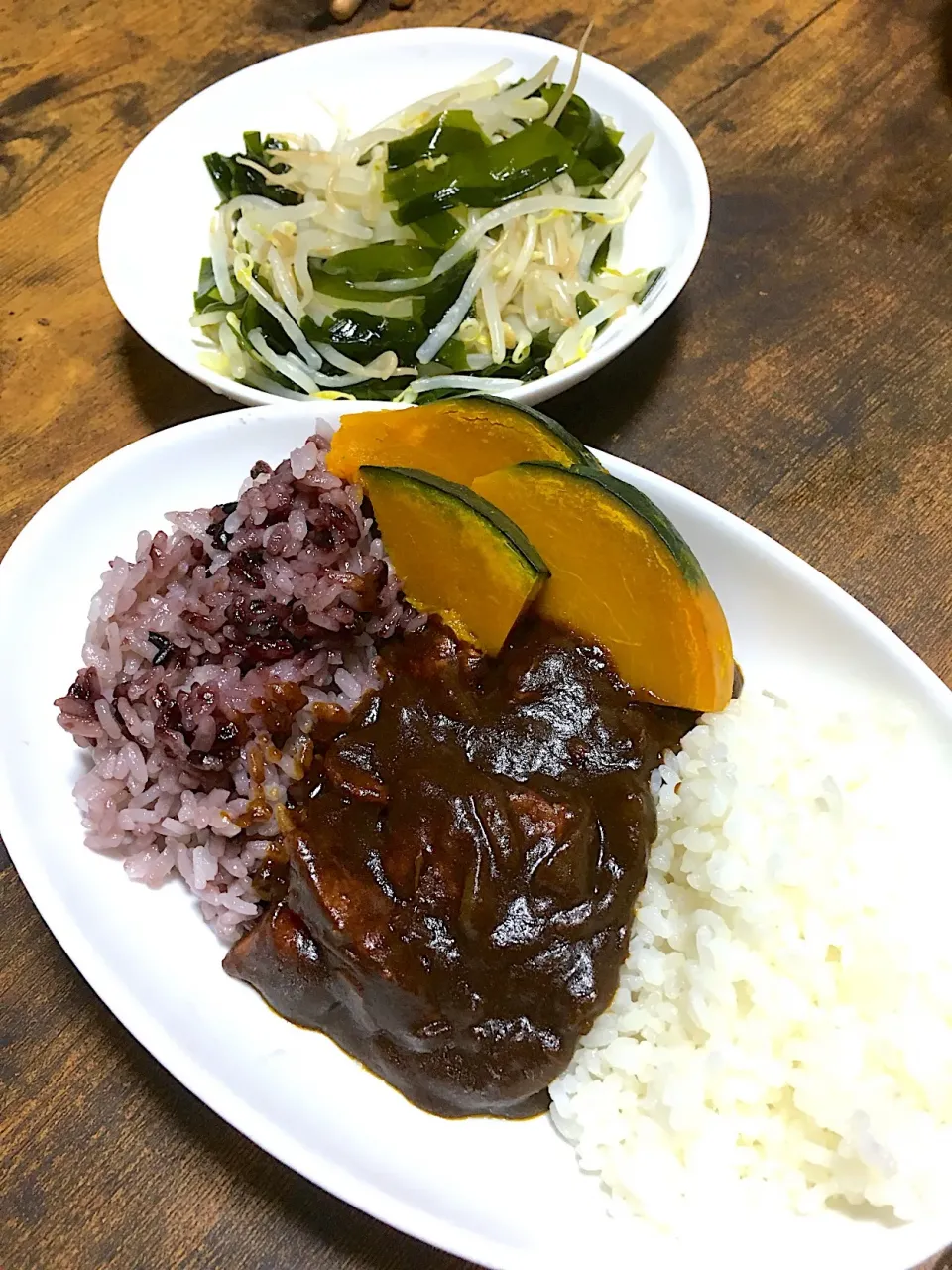 おとなカレー  &    もやしとワカメの和え物
#横濱カレー  #古代米 #カボチャを添えて|Shirokoさん