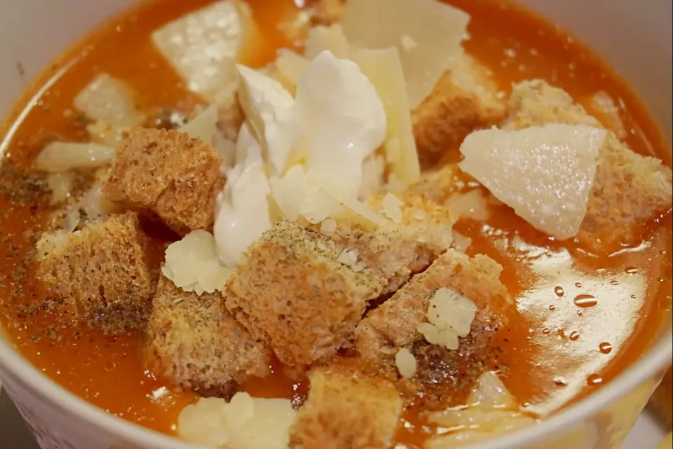 Snapdishの料理写真:Tomato soup 
 #Soup/Stew #tomato #Bread #cheese #cream|Ahi Von Bさん